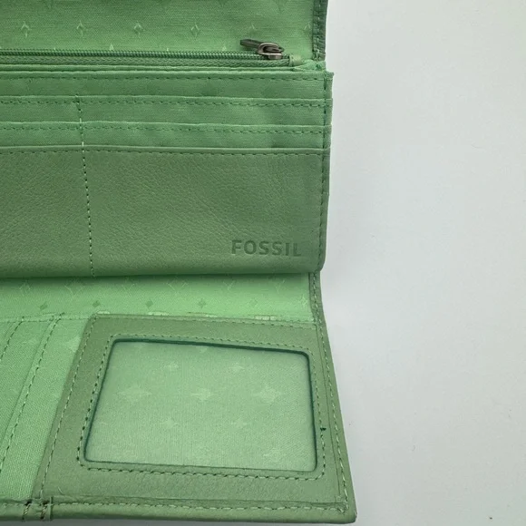 Fossil Green Leather Keyhole-Plate Wallet - Picture 6 of 9